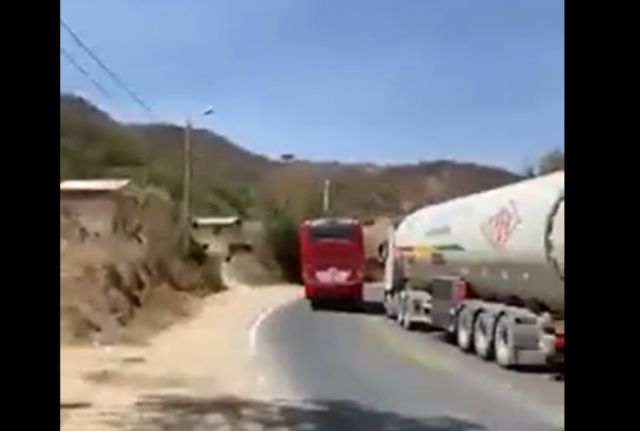 Chofer de bus que invadió carril y realizó maniobra peligrosa se entrega a la Policía en Sucre