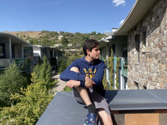 Nicolás Zamora en un lugar diferente