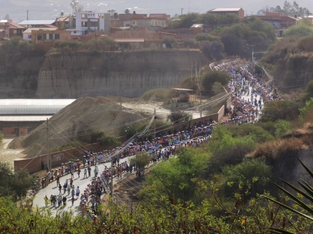 San Roque baja por la Av. Oscar Vargas Molina.