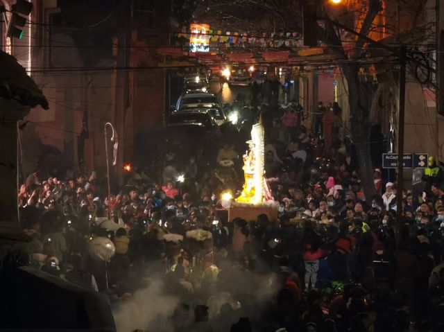 El Santo Peregrino se anuncia por la Av. Cochabamba.