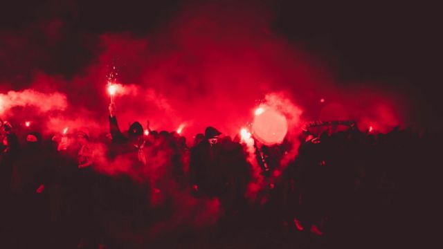 Tragedia en el estadio: más de 120 muertos entre disturbios tras un partido de fútbol en Indonesia