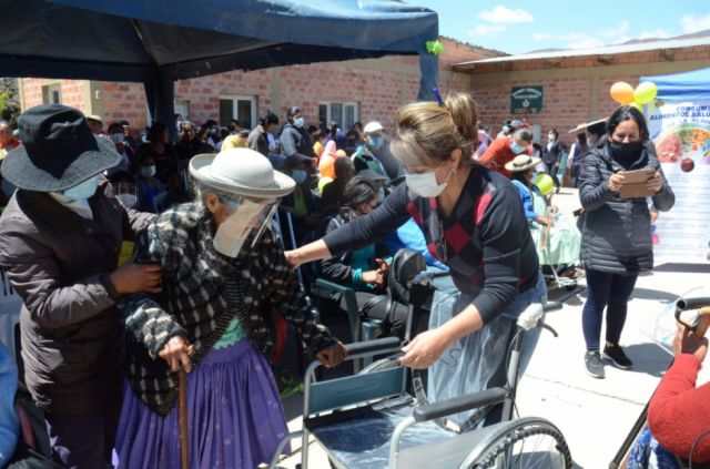 La Gobernación entrega sillas de ruedas en La Mamora 