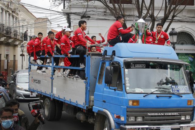 Campeones nacionales llegaron a la ciudad de Tarija en caravana