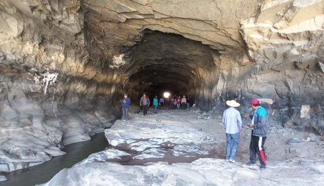 Reflejos del agua en las paredes del túnel