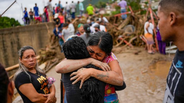 Sube a 36 el número de muertos por deslave en Venezuela