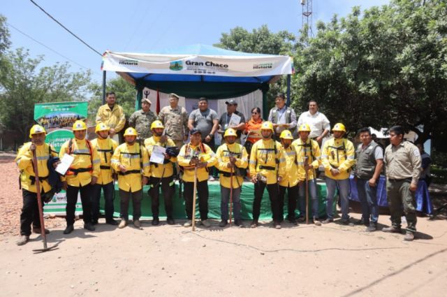 Distinguen a bomberos voluntarios que ayudaron a sofocar el incendio en el Aguaragüe