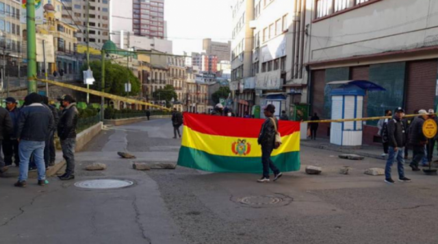 Mineros de Huanuni detonan dinamitas en el centro paceño y bloquean los principales accesos