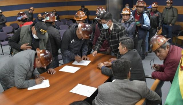 Mineros y Gobierno acuerdan derogar artículos polémicos del decreto 4783
