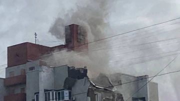 Fragmentos de un misil impactan en un edificio residencial en la ciudad rusa de Bélgorod