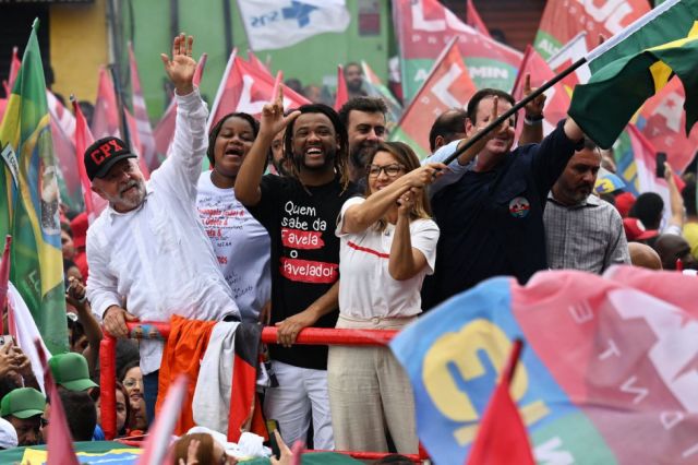 Brasileños marchan en favor de Lula