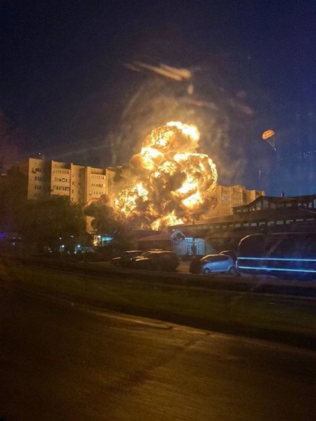 Un avión militar se estrella contra un edificio residencial en Rusia (VIDEO)