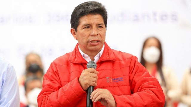 Castillo alerta un "complot" para acabar con el Gobierno