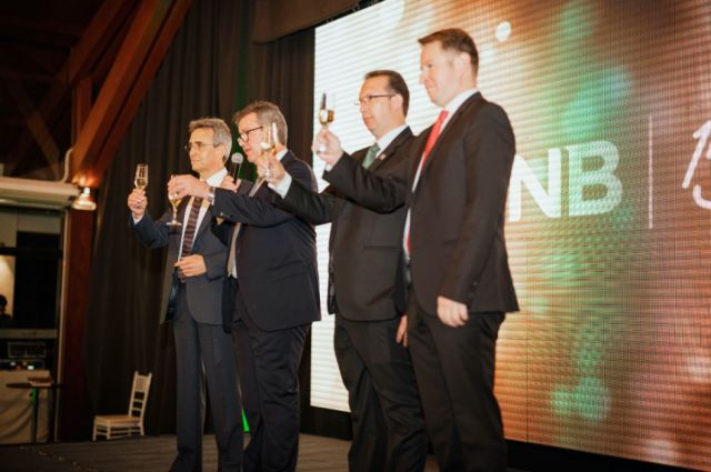 Gonzalo Abastoflor, Pablo Bedoya, Juan Daniel Moscoso y Alejandro Calbimonte brindan por el BNB.