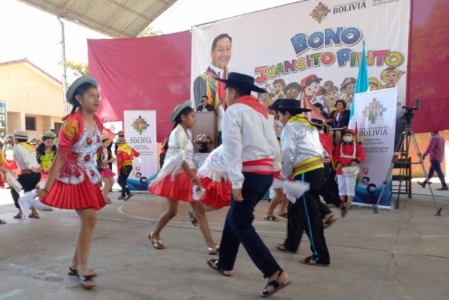Acto de inauguración en el colegio Bolivia