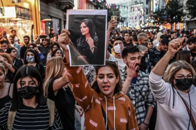 Mujeres iraníes luchan en las calles y también desde sus casas