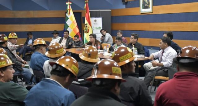 Gobierno y mineros auríferos llegan a acuerdo: pagarán impuesto de 4,8% y anuncian desmovilización