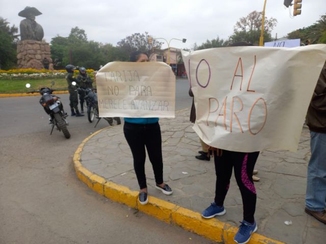 A gritos y empujones, desbloquean algunas calles en Tarija (Video)
