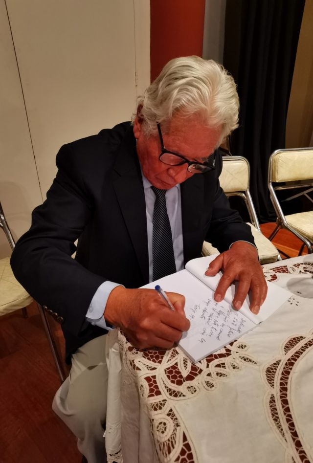 Fernando Soto Quiroga firma un ejemplar para su futuro lector.