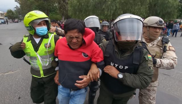 Enfrentamiento, gasificación y arrestos en el punto de bloqueo de la UAJMS Tarija