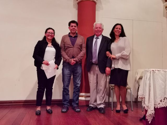 El autor junto a su hija y representantes de la dirección de culturas.