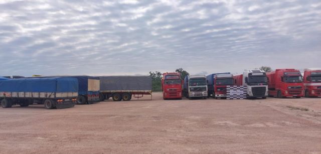 Ocho camiones y una cisterna intentaron introducir 328 toneladas de soya, maíz, harina y cerveza argentina