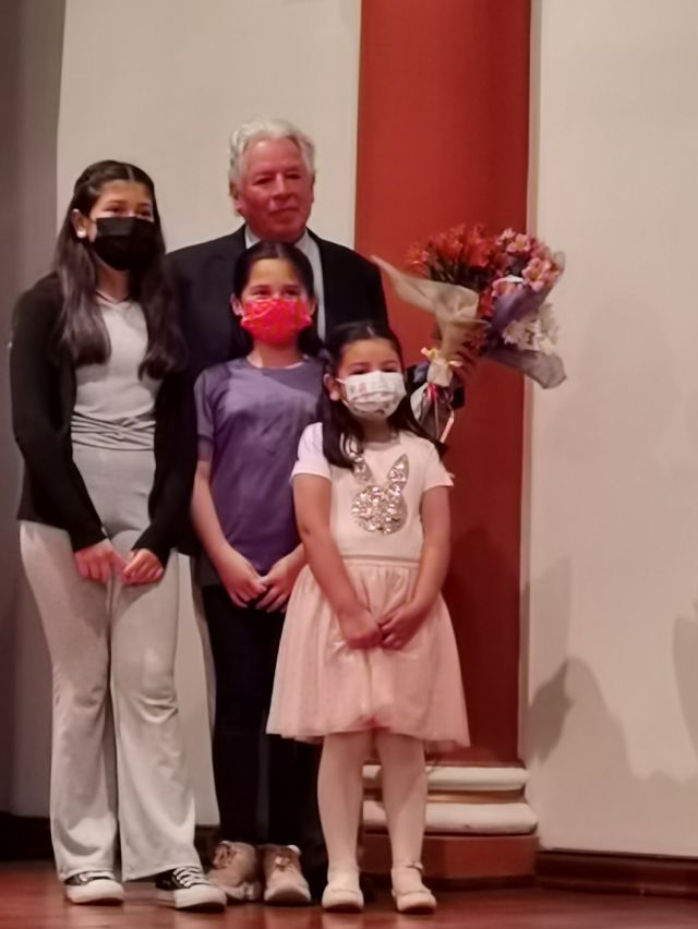 Recibiendo el cariño de sus nietas.