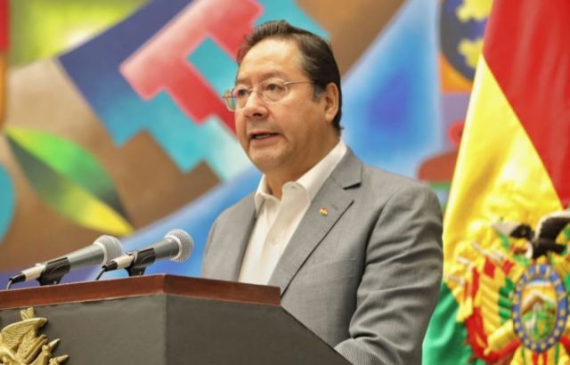 Arce dice al Alto Mando Militar que Bolivia está amenazada por quienes apuestan por la violencia