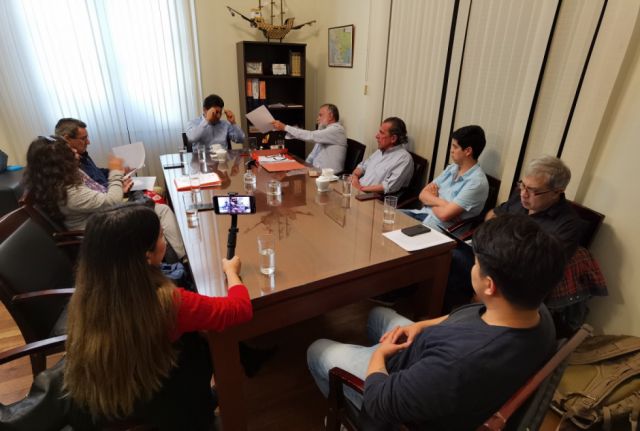Representantes de los centros culturales de Tarija entregan un informe de situación al alcalde.