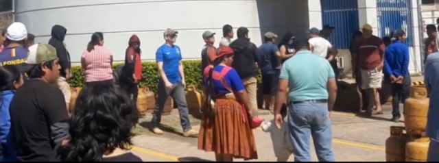 Personas hacen largas filas en búsqueda de garrafas de gas en Santa Cruz