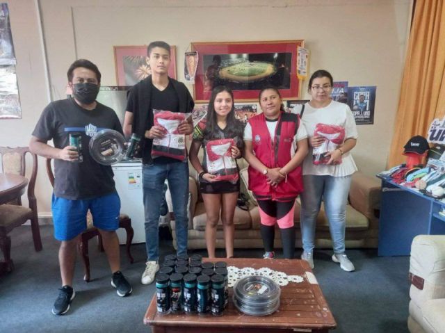 Entregan pasajes y material deportivo a tarijeños que participarán en el Mundial de Ráquet 