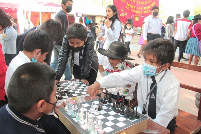 Jugando y aprendiendo ajedrez