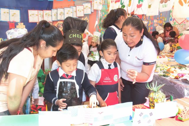 Los niños explican cómo cocinar algunos alimentos