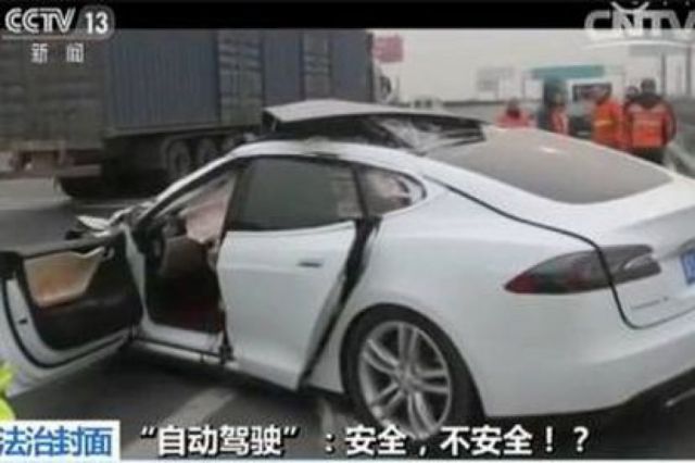 China: dos personas murieron por un auto Tesla en piloto automático fuera de control