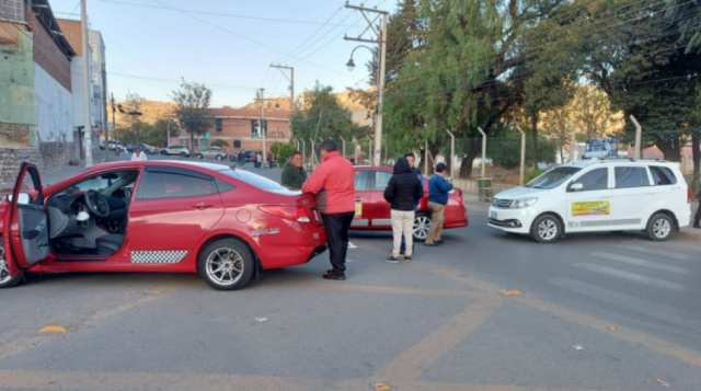 Paro con bloqueo en Sucre, federación de choferes exige solución al conflicto por el Censo
