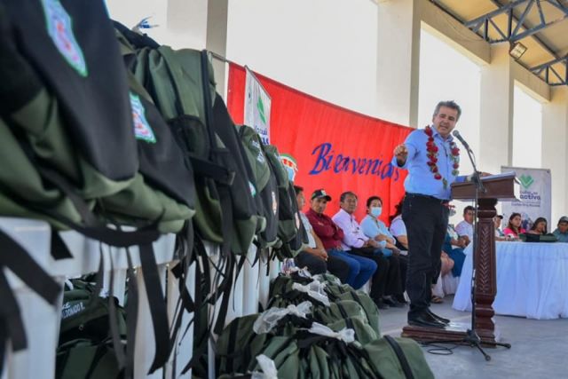 Yacuiba: Critican la entrega de mochilas al cerrar año escolar