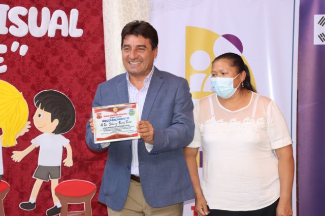 Reconocimiento del colegio Rosa Arce al alcalde tarijeño.