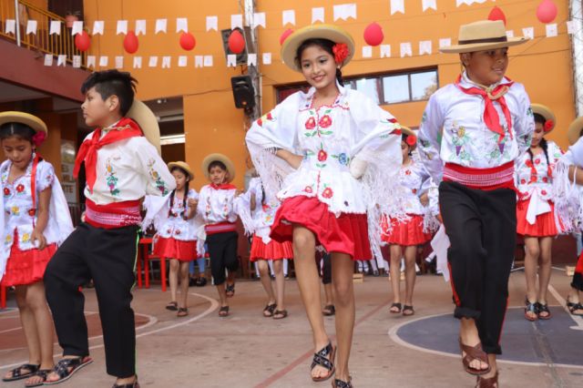 Radiantes mozas y mozos bailando.
