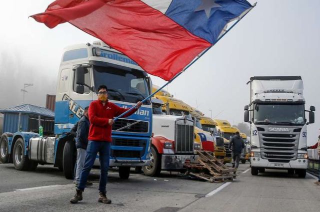 Camioneros chilenos inician paro parcial de labores