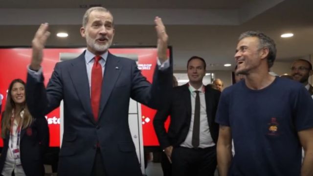 El rey Felipe VI baja al vestuario y felicita a la Selección  Española 
