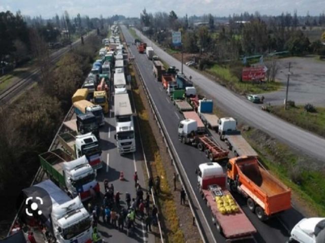 Sigue el paro de camioneros en Chile