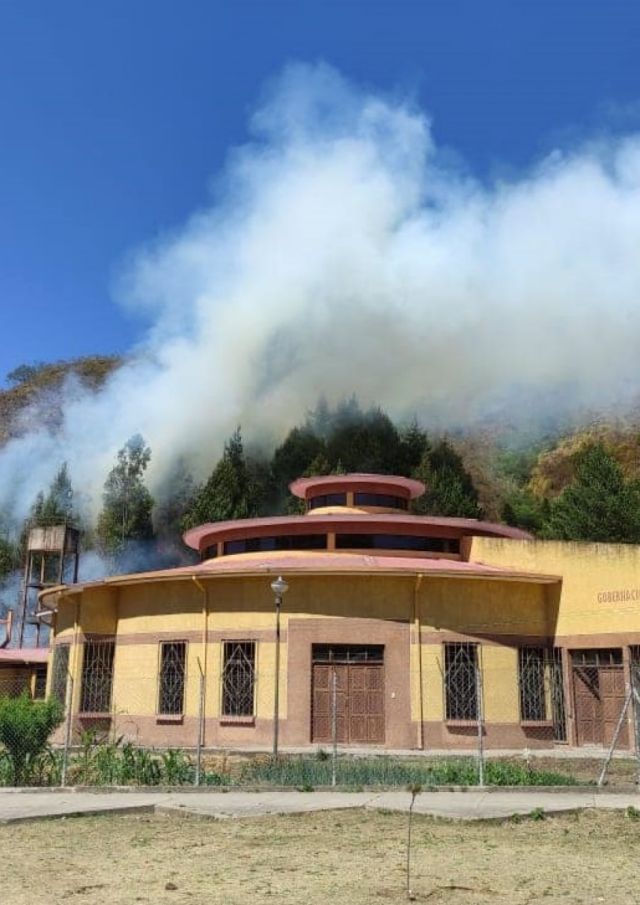 Sofocan fuego que amenazaba algunas viviendas en Narváez 