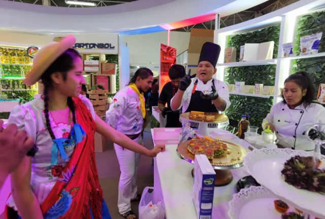 Degustación de comida preparada con productos del subsidio.