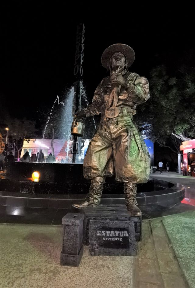Ronald Millares, la estatua viviente en la Fexpo Tarija.
