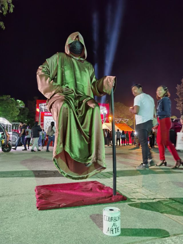 El hombre que levita, una estatua viviente genial