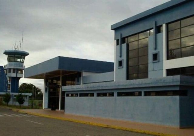 Pasajeros continúan varados en el aeropuerto de Tarija