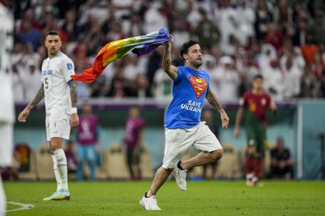 Mario Ferri, el futbolista que saltó a protestar al campo en Portugal-Uruguay