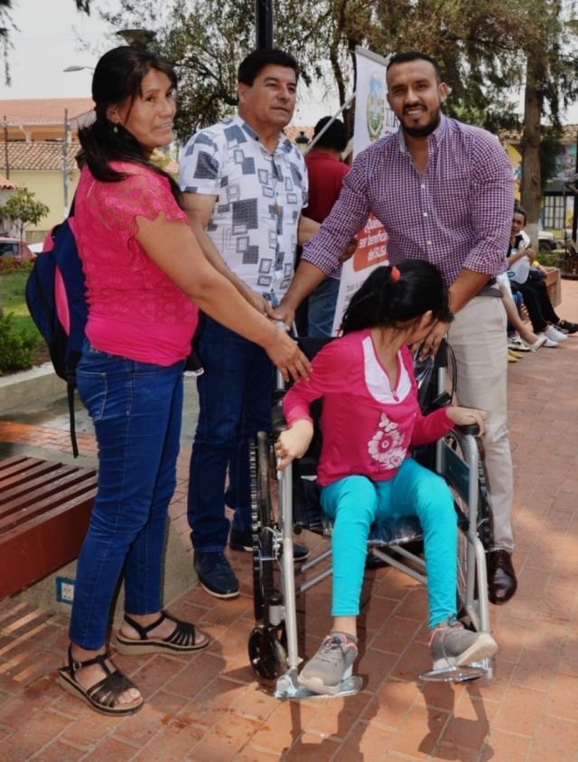 Uriondo: Donan sillas de ruedas y prótesis dentales 