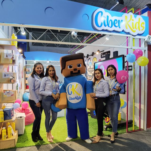 Victoria y Mariana Bejarano, la mascota de Ciberkids, Grecia Torrez y Gisela Carlos.