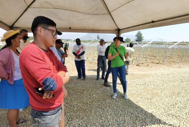 Selene Mendieta expone el sistema Open Gable a los visitantes.