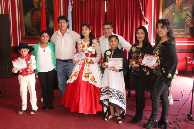 Gobernación entrega reconocimiento a los ganadores del Festival Aquí Canta Bolivia